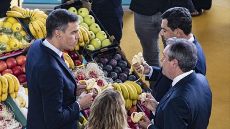 El presidente del Gobierno, Pedro Sánchez (1i), junto al presidente de la Junta, Juanma Moreno (1d); la ministra de Transportes, Movilidad y Agenda Urbana, Raquel Sánchez y el alcalde de Sevilla, Juan Espadas (c), se paran en un stand de Mercasevilla, par