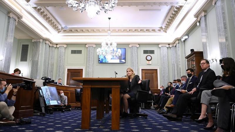 La exempleada de Facebook Frances Haugen, durante su comparecencia en la Comisión de Comercio, Ciencia y Transportes del Senado de EEUU, en la que denunció las prácticas de la red social. Matt McClain/Pool via REUTERS