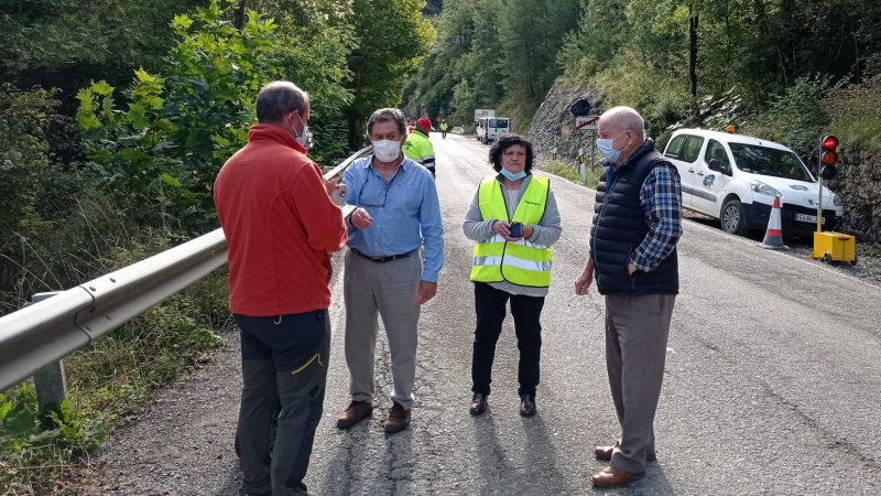 Vecinos del municipio de Seira reunidos en uno de los accesos a la colonia. — CEDIDA