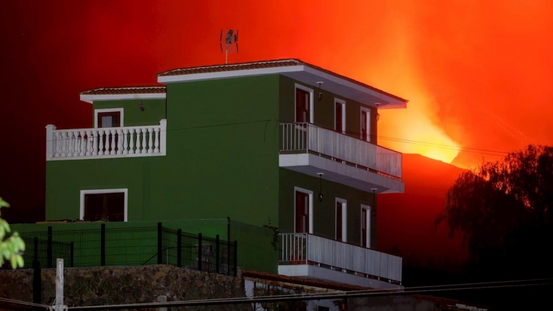 Imagen del volcán tomada poco antes del amanecer desde El Paso.