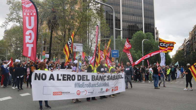 Capçalera de la manifestació dels treballadors del Banc Sabadell en contra de l'ERO, davant la seu operativa de l'entitat.