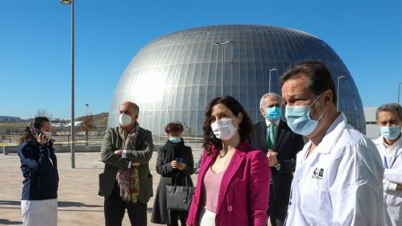 La presidenta de la Comunidad de Madrid, Isabel Díaz Ayuso (4d), junto al consejero de Sanidad, Enrique Ruiz Escudero (3d), y el viceconsejero de Sanidad, Antonio Zapatero (2i), durante su visita al inicio del proceso de vacunación contra el COVID-19 que