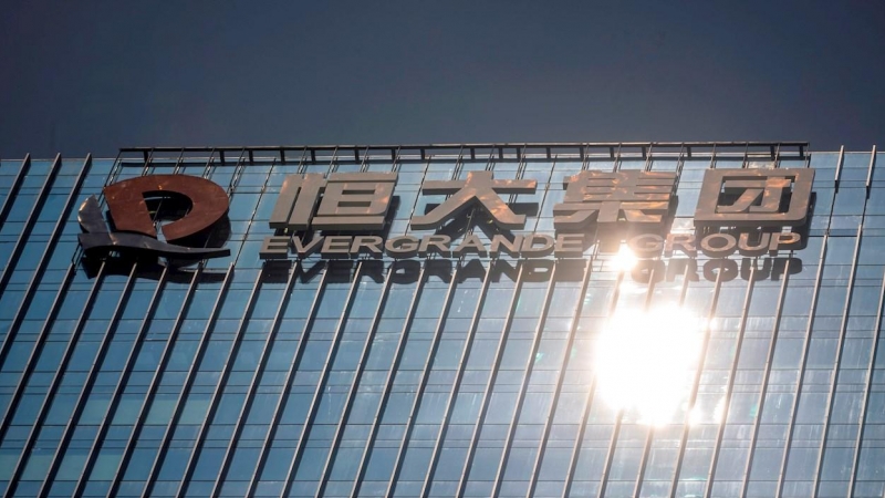 El logo del grupo Evergrande en lo alto de la sede del gigante inmobiliario en Shenzhen, en la provincia china de Guangdong. EFE/EPA/ALEX PLAVEVSKI