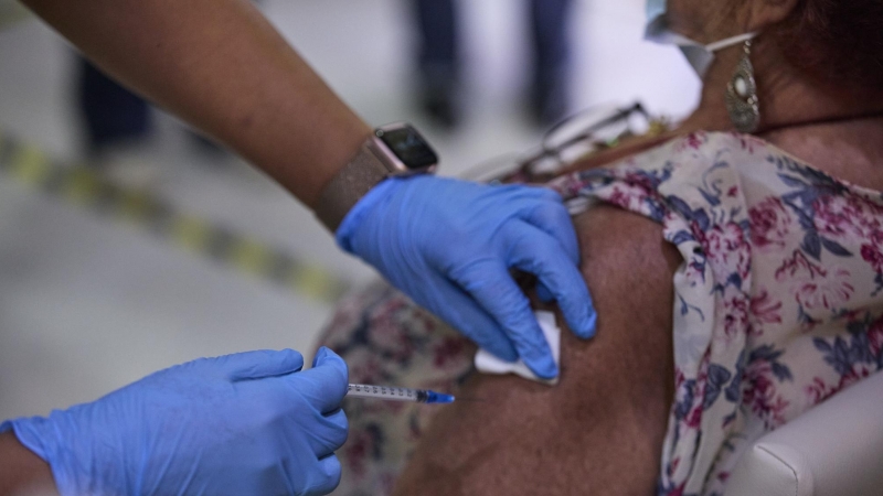 Una sanitaria vacuna a una mujer con la tercera dosis de la covid-19, en la Residencia de Mayores Vista Alegre.