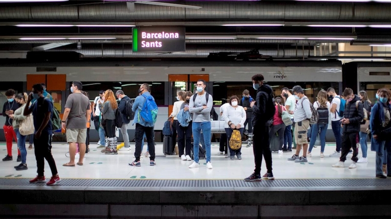 Varios usuarios de Renfe en uno de los andenes de la Estación de Sants de Barcelona, durantela huelga de maquinistas. EFE/ Marta Pérez