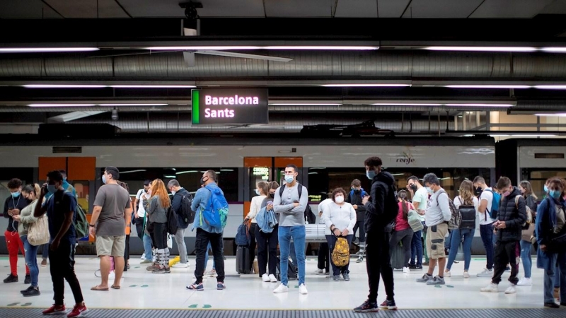 Varios usuarios de Renfe en uno de los andenes de la Estación de Sants de Barcelona, durantela huelga de maquinistas. EFE/ Marta Pérez