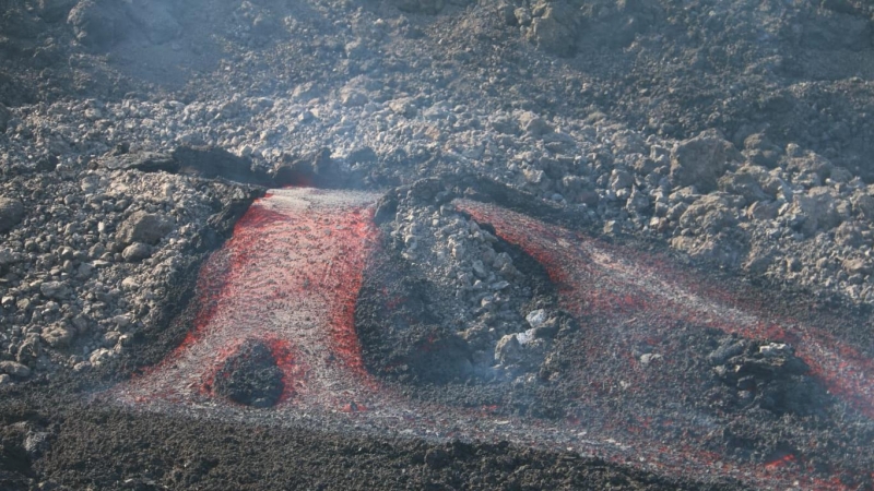 Imagen de la salida de uno de los tubos de lava del volcán de La Palma.