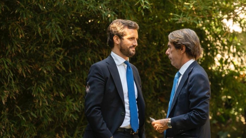 El presidente del PP, Pablo Casado, junto al expresidente del Gobierno, José María Aznar, en un acto celebrado en Sevilla con motivo de la Convención Nacional del partido.