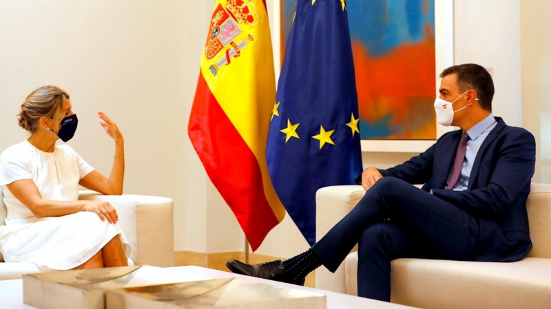 El presidente del Gobierno, Pedro Sánchez, y la vicepresidenta segunda del Gobierno y ministra de Trabajo y Economía Social, Yolanda Díaz, durante la reunión que han mantenido este jueves, momentos antes del inicio de la reunión del Consejo de Ministros e