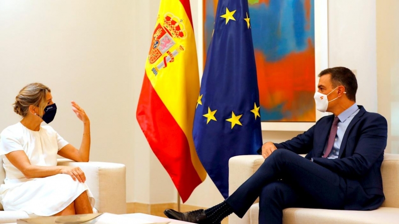 El presidente del Gobierno, Pedro Sánchez, y la vicepresidenta segunda del Gobierno y ministra de Trabajo y Economía Social, Yolanda Díaz, durante la reunión que han mantenido este jueves, momentos antes del inicio de la reunión del Consejo de Ministros e