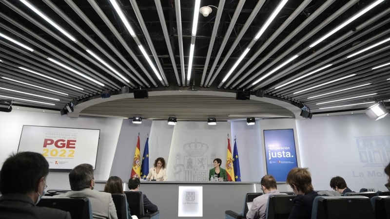 La ministra de Hacienda y Función Pública, Maria Jesús Montero (i) y la ministra Portavoz, Isabel Rodríguez (d), comparecen en rueda de prensa tras el Consejo de Ministros extraordinario , en el que se ha aprobado el anteproyecto de Ley de Presupuestos Ge