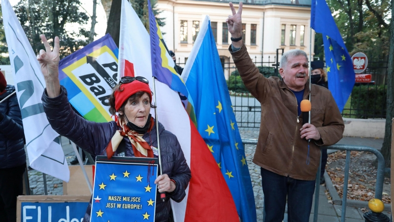 07/10/2021 Personas proeuropeas manifestándose frente a la sede del Tribunal Consitucional polaco.