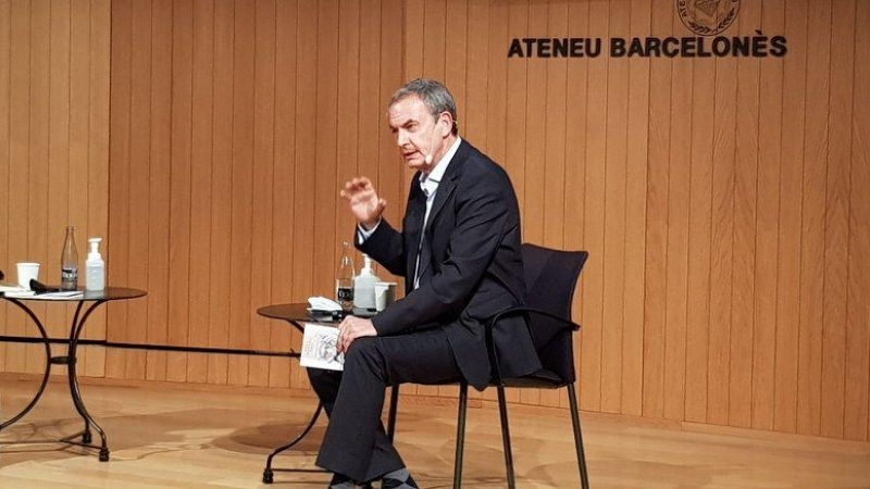 L'expresident espanyol José Luis Rodríguez Zapatero en l'acte que s'ha fet aquest dijous a l'Ateneu Barcelonès.