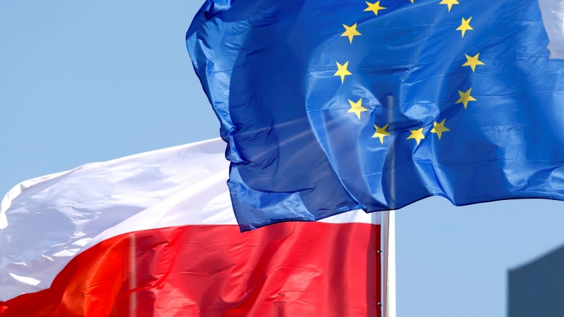 Banderas de Polonia y la Unión Europea