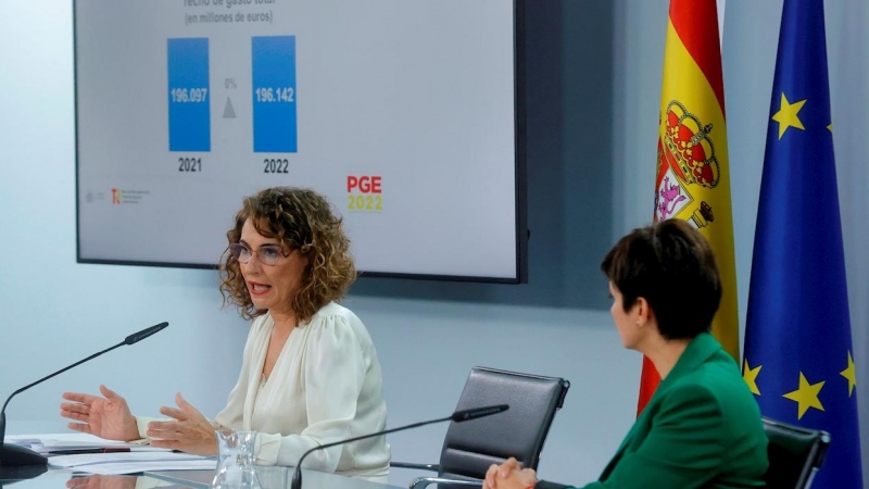 La ministra de Hacienda, María Jesús Montero (i), y la ministra de Política Territorial y portavoz del Gobierno, Isabel Rodríguez, tras el Consejo de Ministros extraordinario, en el que se ha aprobado el proyecto de Presupuestos Generales del Estado para