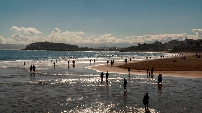 Decenas de personas pasean por la playa del Sardinero, en Santander.