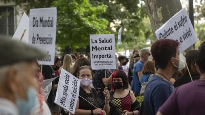 Una mujer sostiene una pancarta donde se lee 'La Salud Mental Importa', en una manifestación por un Plan Nacional de Prevención del Suicidio, a 11 de septiembre de 2021, en Madrid.