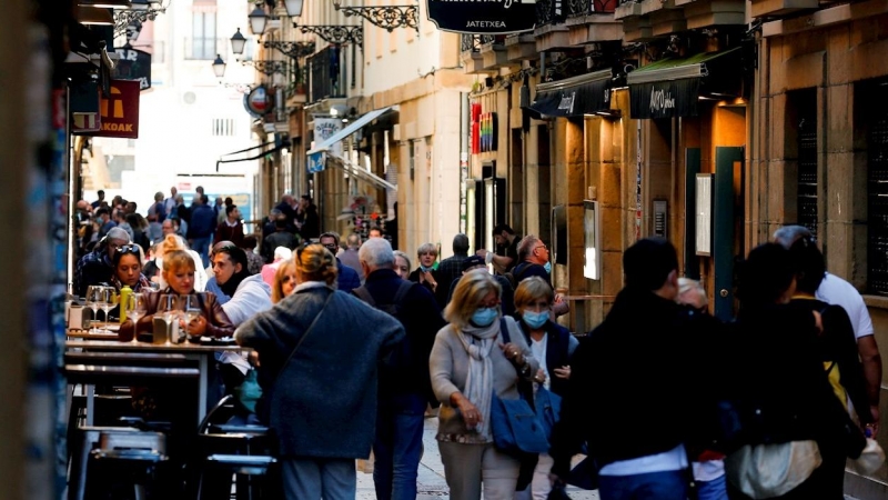 Varios clientes consumen en los bares de la Parte Vieja este jueves 7 de octubre, en el que ha entrado en vigor el decreto del lehendakari que declara el fin de la emergencia sanitaria en Euskadi.