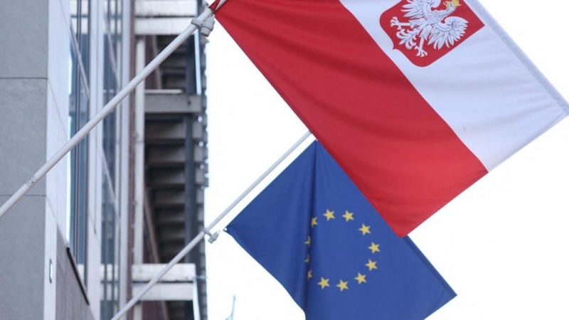 Banderas UE y Polonia. Foto de archivo.