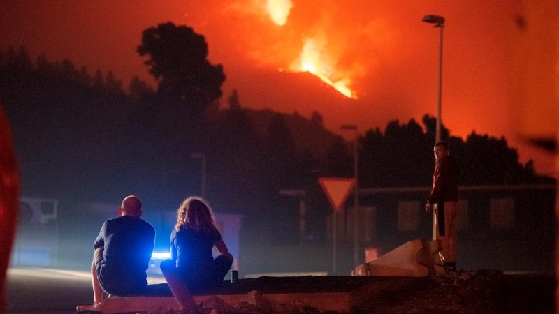 Imagen tomada en la madrugada de este viernes desde Tajuya, en El Paso (La Palma), de la erupción en Cumbre Vieja.