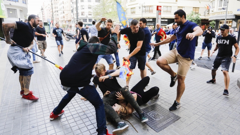 Imágen de las agresiones de la ultraderecha durante la marcha de la Diada del País Valencià de 2017.