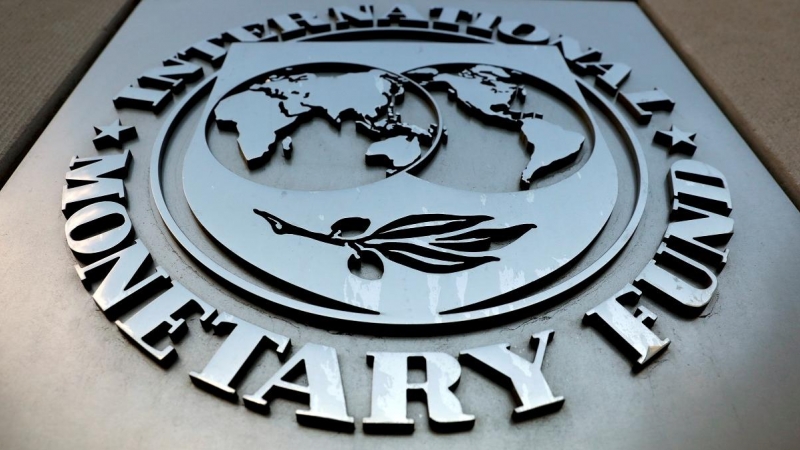Logotipo del Fondo Monetario Internacional en una de sus sedes de Washington.
