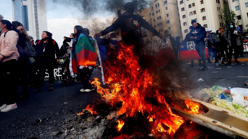 La Confederación de Estudiantes de Chile (Confech) y organizaciones sociales convocan a una marcha contra el presidente Sebastián Piñera por el caso de los 'Pandora Papers' en Santiago de Chile. Alrededor de 300 personas se manifestaron en el centro de la