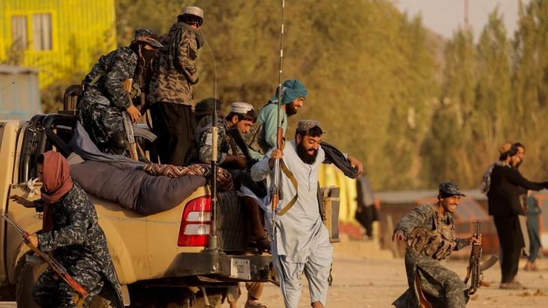 Un grupo de talibanes bajan de una camioneta en Kabul.