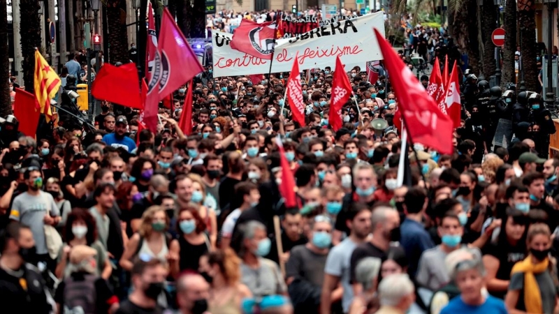 Vista general de la manifestación celebrada por la Comissió 9 d'Octubre, integrada por partidos, sindicatos y otras organizaciones de izquierda, para denunciar la violencia fascista