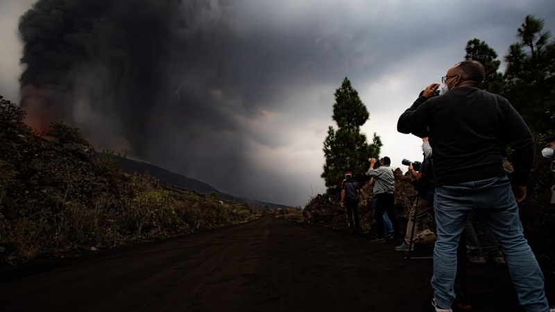 Varios periodistas fotografían el volcán de La Palma