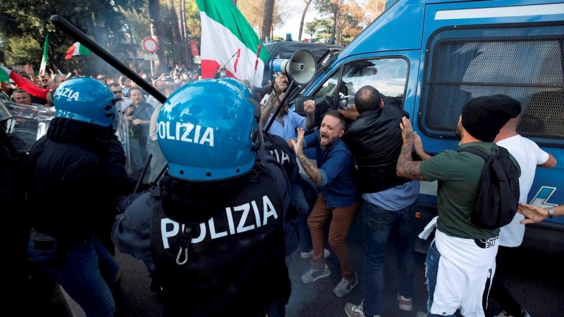 La Policía se enfrenta a grupos fascistas en una marcha contra el pasaporte covid en Roma que terminó con el asalto a la sede del principal sindicato del país.