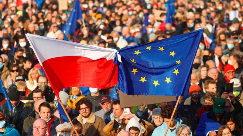 Manifestantes con banderas de Polonia y de la UE protestan en contra de un 'Polexit'.
