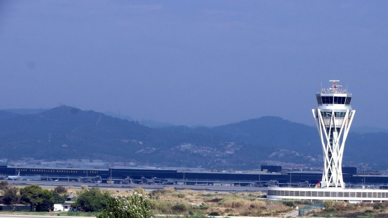 La torre de control i la tercera pista de l'aeroport del Prat.