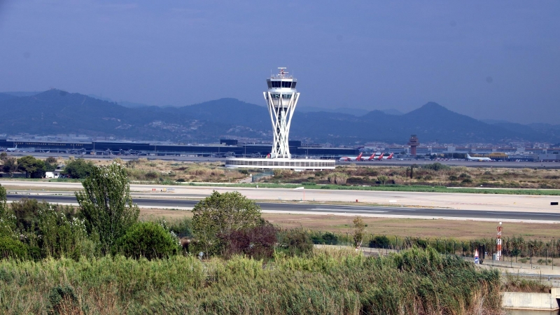 La torre de control i la tercera pista de l'aeroport del Prat.