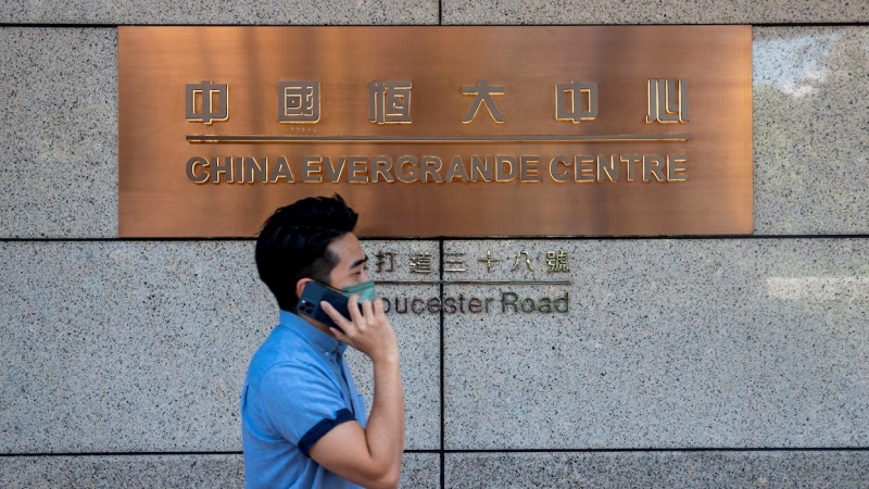 Un hombre hablando por su móvil pasa por delante del complejo China Evergrande Centre, en Hong Kong. EFE/EPA/JEROME FAVRE