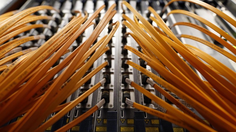 Cables de fibra óptica. REUTERS/Alessandro Bianchi