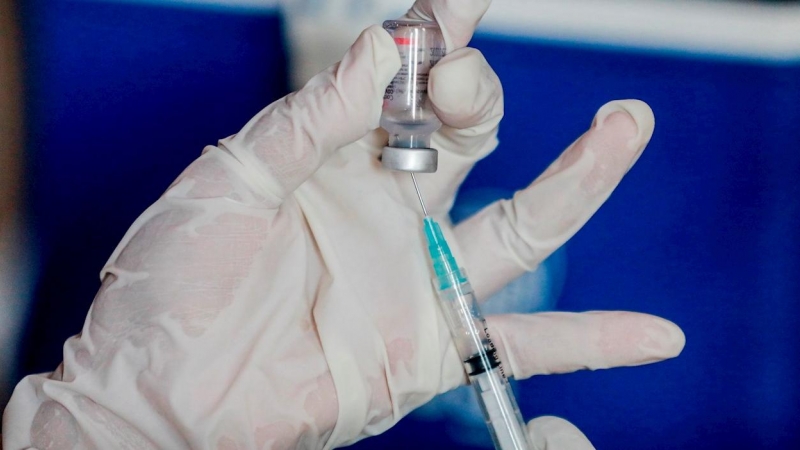 11/10/2021 Un sanitario prepara una dosis de la vacuna del coronavirus Sinovac en Medan, Indonesia