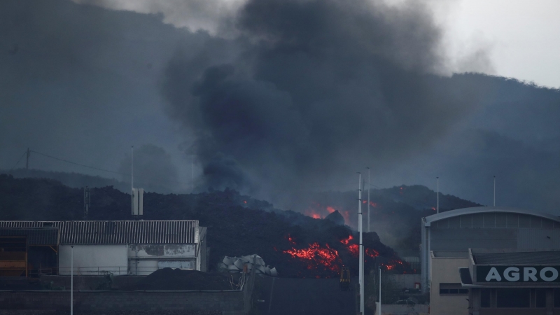 11/10/2021 La lava llega a una fábrica