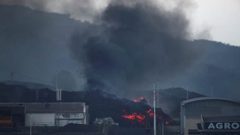 11/10/2021 La lava llega a una fábrica