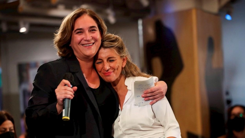 La vicepresidenta segunda del Gobierno, Yolanda Díaz, y la alcaldesa de Barcelona, Ada Colau, participan en el seminario 'El feminismo de la cuarta Ola'.