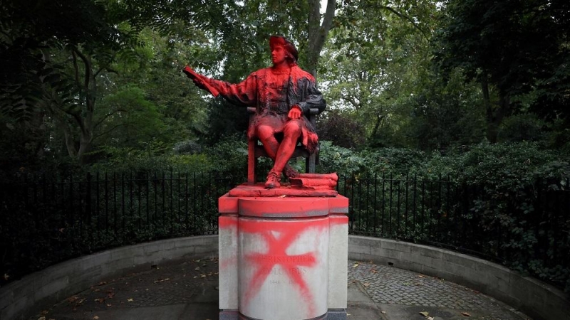 Estado de la estatua de Cristóbal Colón tras ser vandalizada.