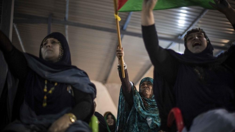 Mujeres saharauis asistien a un mitin con motivo del Dia de la Unidad Nacional Saharaui en el campamento de Bojador