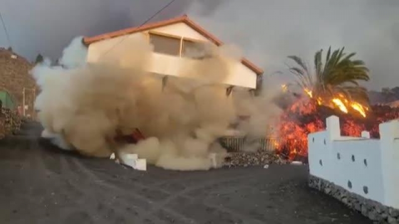 Impresionantes imágenes del derrumbe de una casa en La Palma