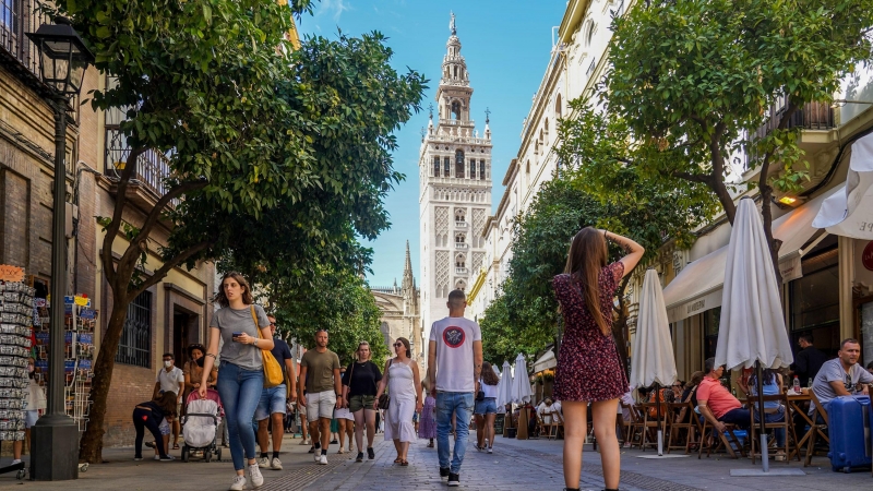 Gran cantidad de turistas por el entorno de la Catedral de Sevilla, durante el Puente del Pilar a 11 de octubre del 2021 en Sevilla (Andalucía).