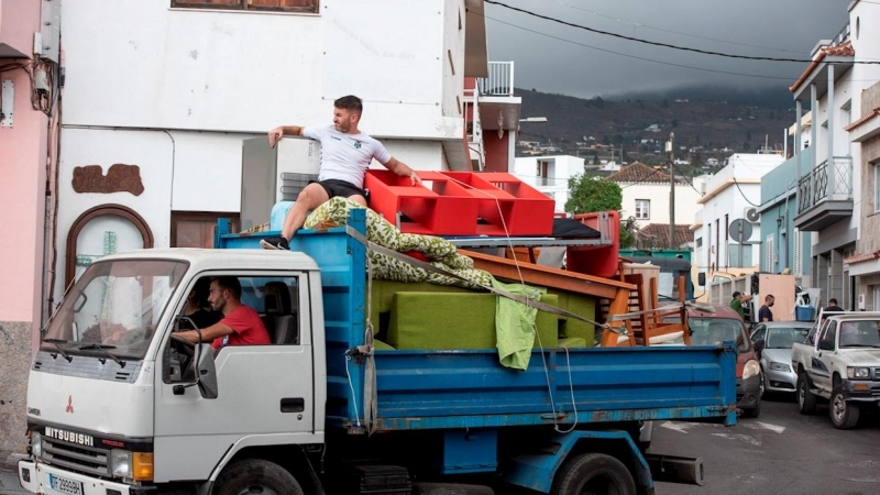 12/10/2021.-  En la imagen, una familia se lleva en un camión sus enseres en la localidad de La Laguna.