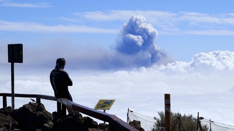 La columna de humo que sale del volcán de La Palma, vista desde el Roque de los Muchachos, el 12 de octubre de 2021, en La Palma.
