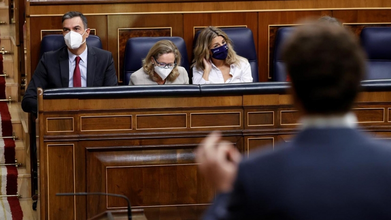 El líder del Partido Popular, Pablo Casado (d), pregunta al presidente del Gobierno, Pedro Sánchez (i), durante la sesión de control al Gobierno celebrada este miércoles en el Congreso de los Diputados.