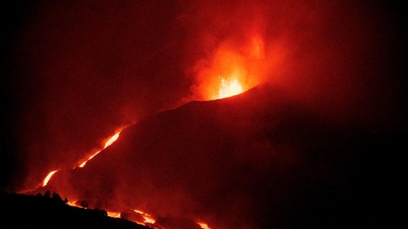 El volcán de La Palma continúa su actividad en su vigesimotercera jornada desde su primera erupción.