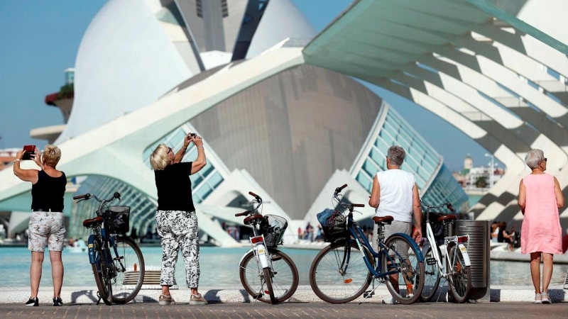 Cuatro turistas visitan la Ciudad de las Artes y de las Ciencias durante el puente del Pilar.