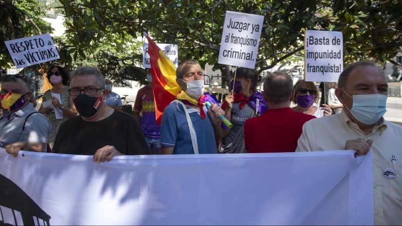 18/07/2021 Concentración frente al Congreso para exigir una Ley de Memoria contra la impunidad del Franquismo